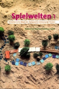 Buchtitel "Spielwelten1" mit einer Spiellandschaft, die ein Kind im Sand gestaltet hat