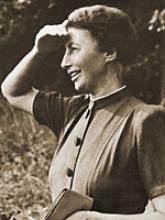 Elfriede Hengstenberg als junge Frau, schirmt die Augen mit der Hand gegen die Sonne ab