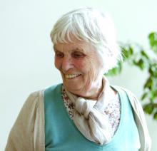 Ute Strub als alte Frau, lächelt